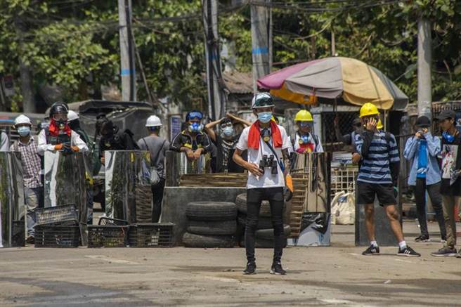 自军政府夺权后，缅甸陷入动乱，英国建议其公民尽速离开该国。（图/美联社）