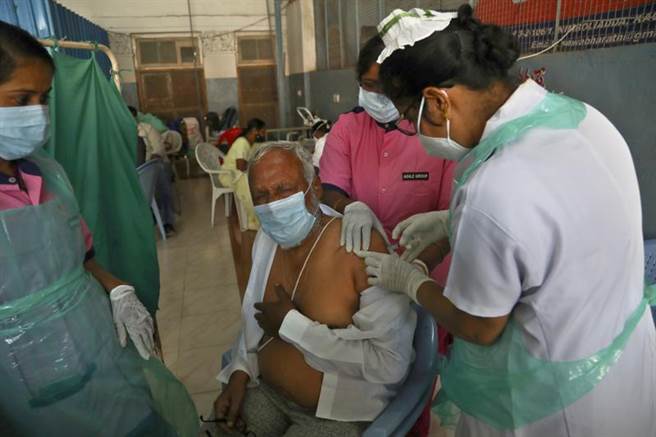 印度、美国、日本及澳洲即将举行安全对话峰会，预计会资助印度大量生产疫苗。(图/美联社)