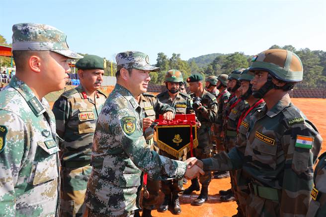 大陆外交部宣布，中方与印度同意儘快举行下一轮军长级会谈，推动目前边境局势进一步缓和。(图/新华社)