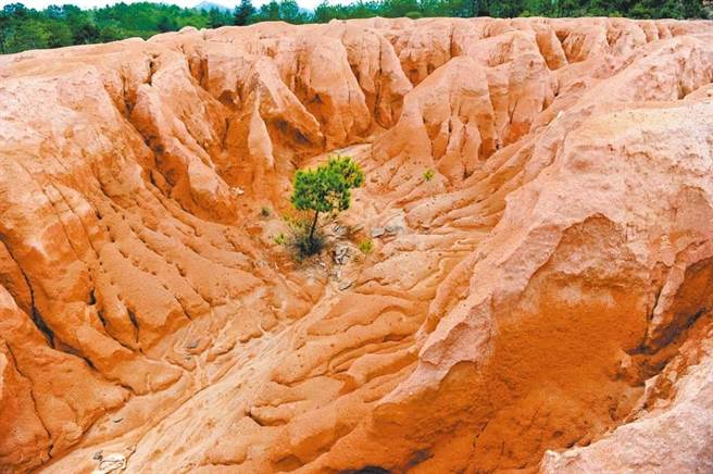 四国联盟合作抗中？俄媒曝：日印澳不一定会选美国。图为江西信丰县滥採稀土留下的尾砂山。（新华社）
