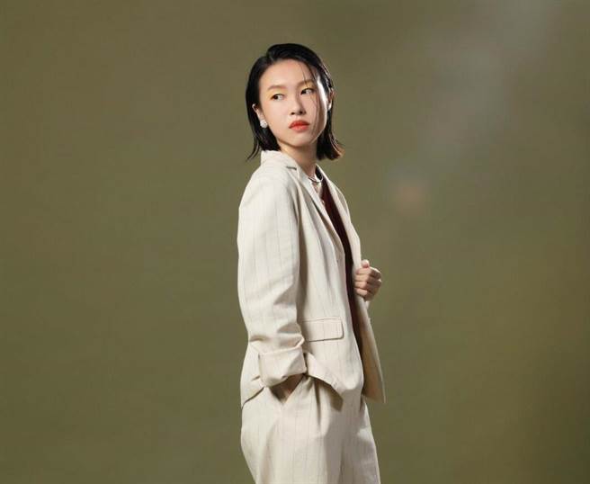 圖二：依玲身穿agnes b.褲裝，展現有別於日常的樣貌。（石智中攝）