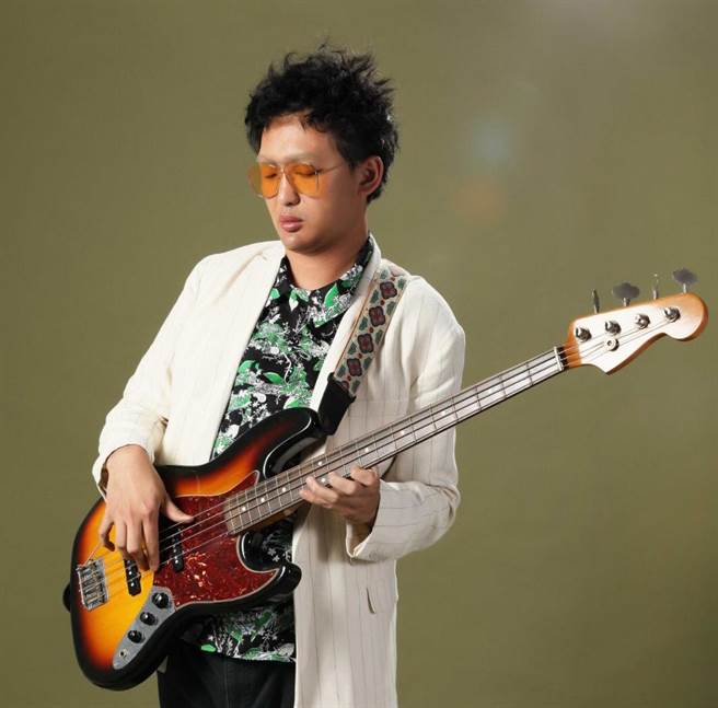 圖三：：方博穿上agnes b服裝進行拍攝，團員在旁笑說很像蠟筆小新裡的角色。（石智中攝）