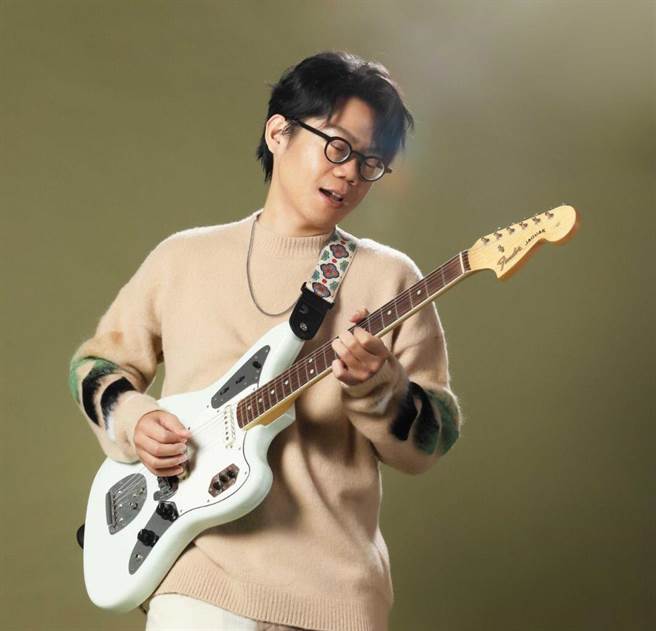 圖五：紅茶穿上FENDI的服裝，自信彈奏吉他。（石智中攝）