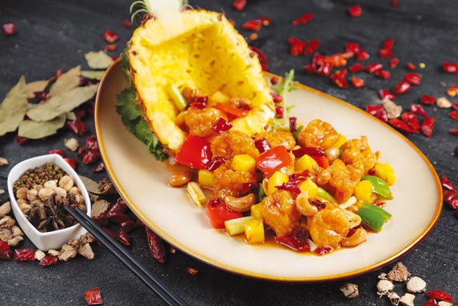 凤梨富贵虾球的特色是酸中带甜，咸、香、辣中又带有凤梨的果香，味道具层次丰富。图／业者提供