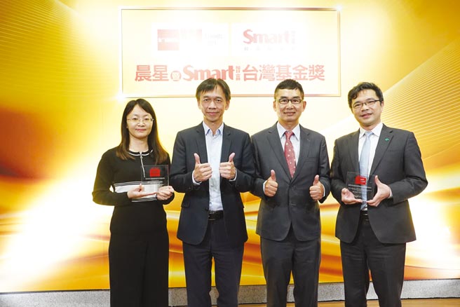 国泰投信董事长张锡(左二)偕同ETF团队主管郑立诚(右一)、国泰全球积极组合基金经理人陈韵如(左一)出席领奖，并与基金奖评审团总召邱显比(右二)共同合影。图／国泰投信提供