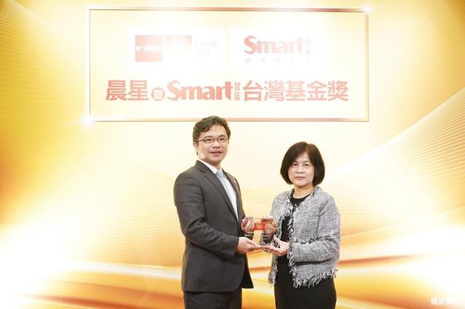 国泰永续高股息ETF(00878)荣获「创新类之非债券指数股票型基金奖」，国泰投信ETF团队主管郑立诚(左一)，从台湾证交所副总陈丽卿手中接受殊荣。图／国泰投信提供