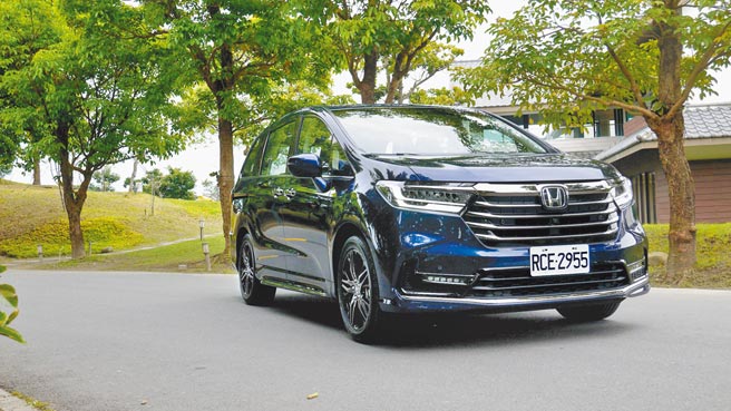 Honda ALL NEW ODYSSEY大面积横栅水箱罩搭配外扩引擎盖及薄型化大灯，比前代更霸气有神！图／于模珉