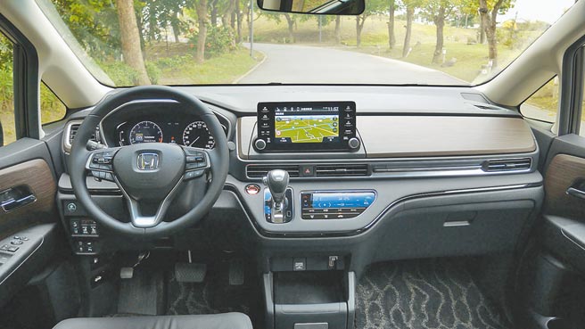 宽敞控台配以软质皮垫及黑檀木饰板，中央为崭新8吋触控萤幕，车内无论触感或视觉美感更显细致奢华。图／于模珉