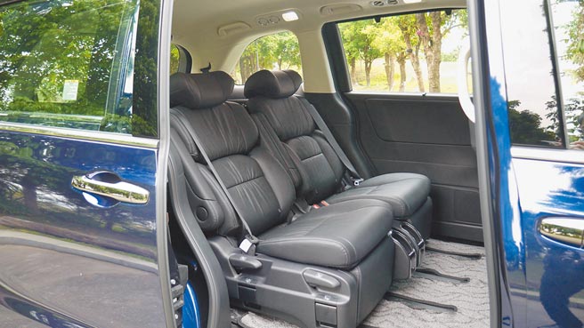 登峰版七人座第二排『极』尊荣皮椅，皮质柔软，包覆性也极佳，坐着就是舒服。图／于模珉