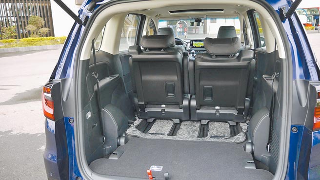 第三排座可以收折至底板内，行李厢空间立刻倍增。图／于模珉