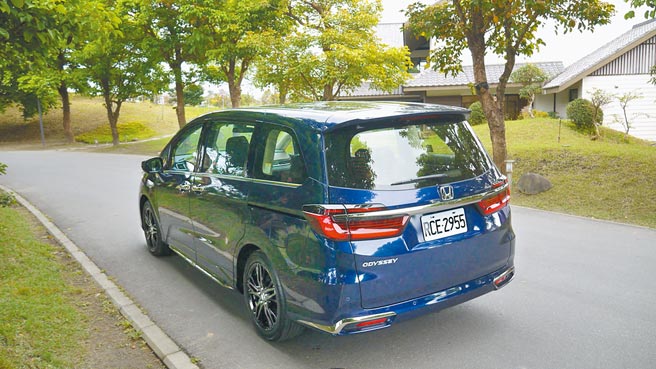 全新设计的镀铬牌照饰条与保险杆饰条，让车尾造型愈显精致又体面。图／于模珉