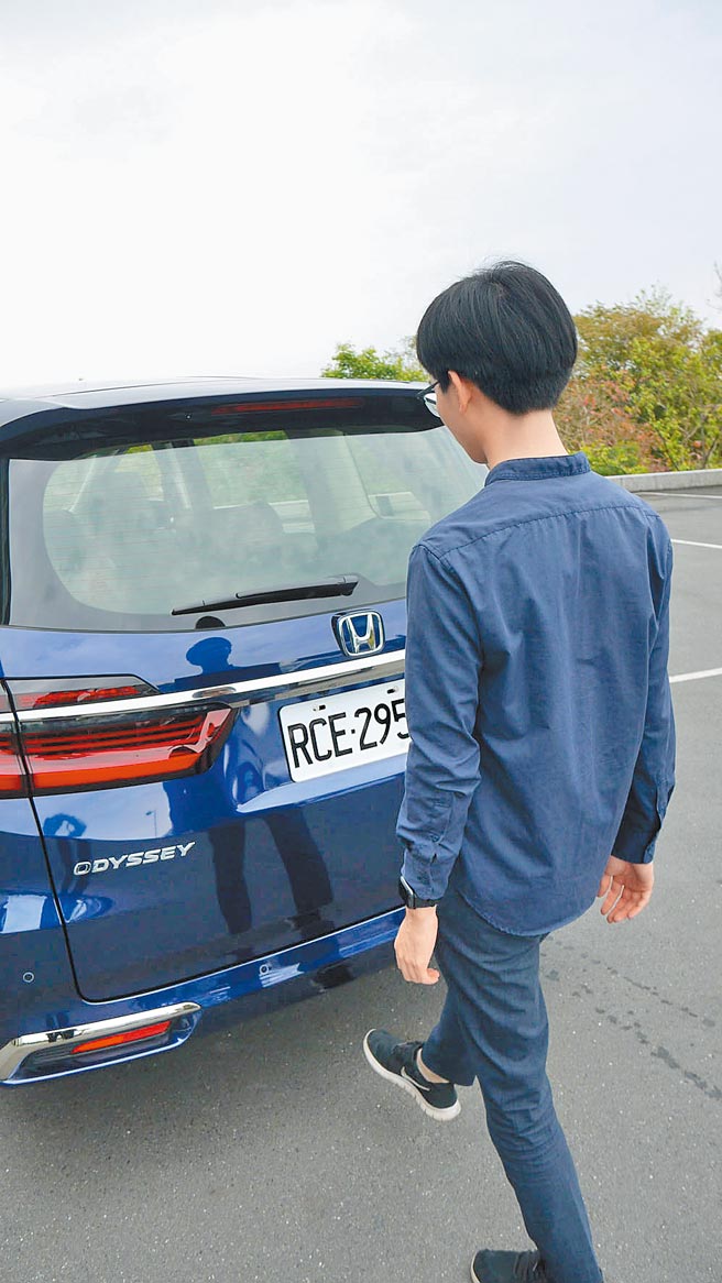 无论七人座或八人座登峰版均标配Hands-Free感应式电动尾门附自订开启高度记忆。图／于模珉