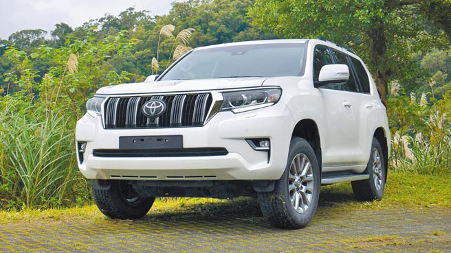 全新LAND CRUISER PRADO充滿肌肉感鈑件展現自有剽悍個性，特別視覺表徵是其黑灰配直柵式水箱護罩。圖／于模珉