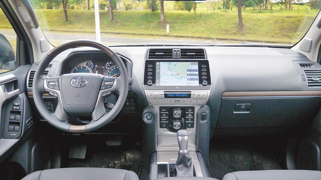 控台配備有著日本原裝該有的高品質。9吋中控影音螢幕還配以JBL頂級音響+14具揚聲器。圖／于模珉