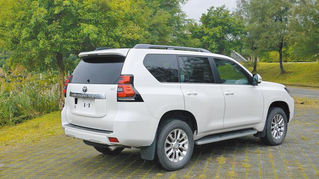 作為豐田當家本格派運動休旅，無論從何角度看去都是勁悍線條。圖／于模珉