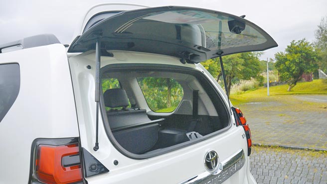 尾門上方玻璃窗可單獨開啟，更增置物便利性。圖／于模珉