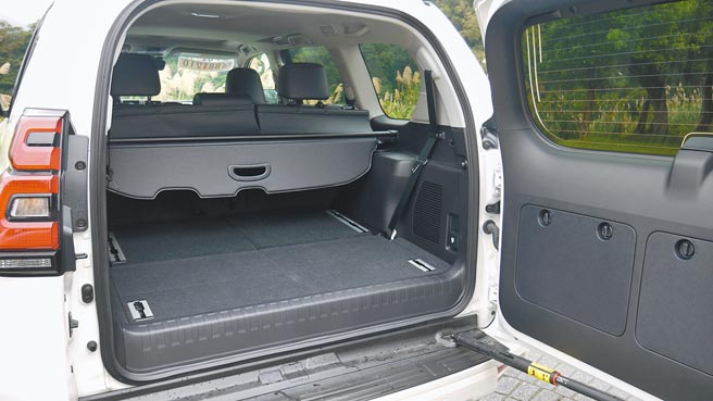 低淺側開式尾門讓行李進出更方便。圖／于模珉