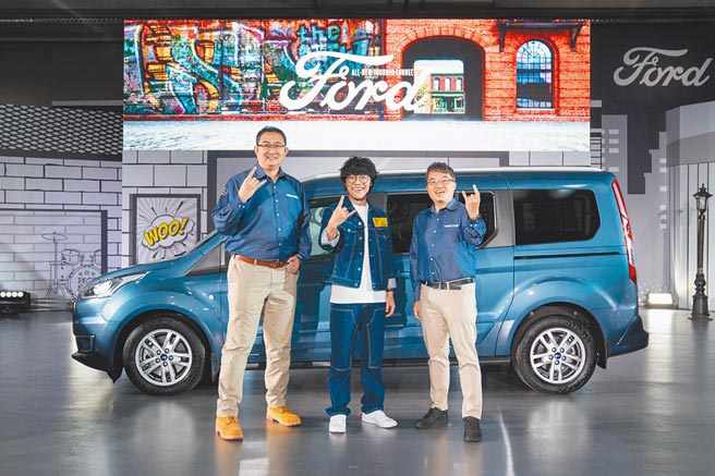 福特六和总裁邴兆齐(左起)、人气王小队长卢广仲、营销服务处副总苏嘉明联袂发表All-New Tourneo Connect旅玩家。图／业者提供