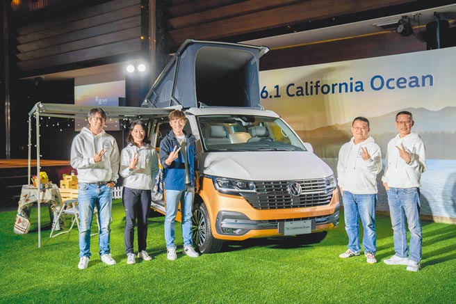 台湾福斯商旅行销处长丁维翰(左起)、总裁巫诗棻、VanLife冒险王宥胜、销售处长陈显隆、售服处长林黎烈联袂发表全新T6.1 California Ocean。图／业者提供