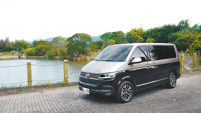 全新T6.1 Multivan Highline 4MOTIO採多幅式镀铬横条水箱罩搭配LED大灯，车头展现独有不凡气势。图／于模珉