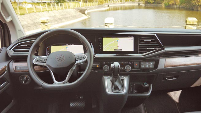 T6.1 Multivan控台设计更为精进豪华，9.2吋多媒体触控萤幕具手势控制功能。图／于模珉