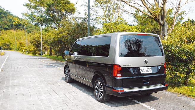 车色选配漠地棕/珍珠黑双色调，搭配得真好，看起来就很高贵！图／于模珉