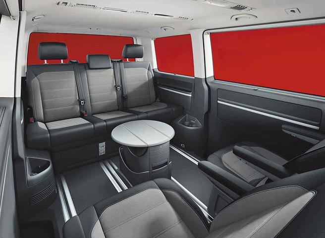 第二排独立座椅可做180度旋转和第三排座成对坐模式，配合标配多功能折迭桌，立刻变身行动会议室。图／于模珉