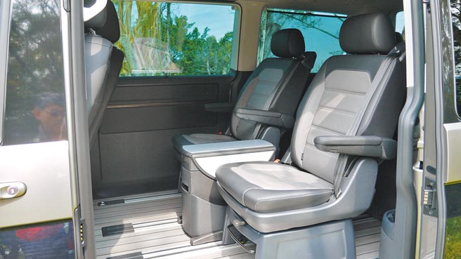 T6.1 Multivan皮椅无论质感和用料都相当讲究，第二排双独立座椅藉着前后滑移更臻顶级舒适。图／于模珉