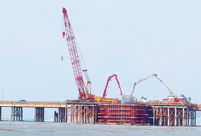 行政院发言人罗秉成表示，蔡政府能源政策就是要「增气、减煤、展绿、非核」，想要增气、减煤，「不能没有三接」，图为施工中的三接连接桥梁工程现况。（陈怡诚摄）