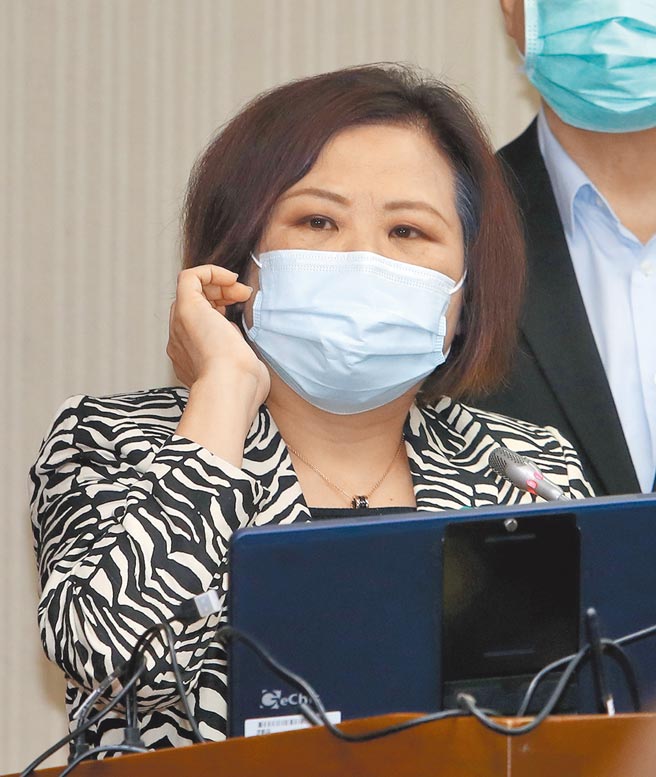 劳动部长许铭春昨赴立法院社会福利及卫生环境委员会做业务报告。（刘宗龙摄）