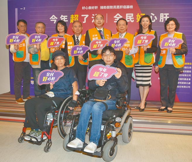 肝病防治學術基金會董事長許金川（後右三）呼籲，成年人應每年做一次腹部超音波，B肝或C肝帶原者更要每半年做一次。（陳君瑋攝）