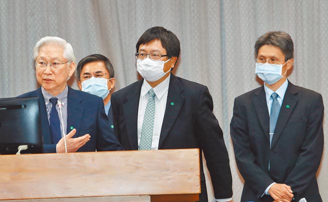 新竹科學園區管理局局長王永壯（中）答詢時表示，竹科的環評不允許取地下水。圖左為科技部長吳政忠。（劉宗龍攝）