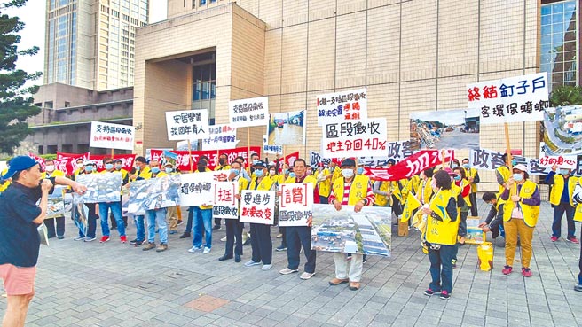 台北市政府11日对社子岛开发案举行环境影响评估，支持开发派的促进会到市府力挺市长柯文哲。（张薷摄）