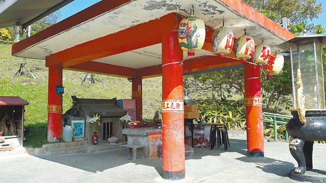 嗄唠别公园入口有座迷你城隍庙，上方水泥凉亭墙壁龟裂、钢筋外露，万一倒塌恐压毁城隍庙。（朱真楷摄）