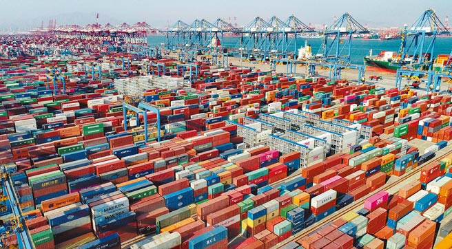 大陆国务院总理李克强11日在中外记者会表示，中国今年提出6％以上的经济成长预期目标不低了。图为山东港口青岛港。（新华社资料照片）