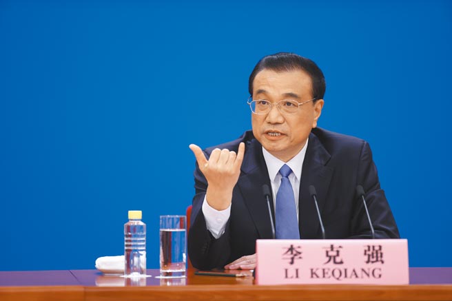 台港议题照本宣科惜字如金，经济问题脱稿演出滔滔不绝，是11日大陆国务院总理李克强记者会上最鲜明的对比。（中新社）