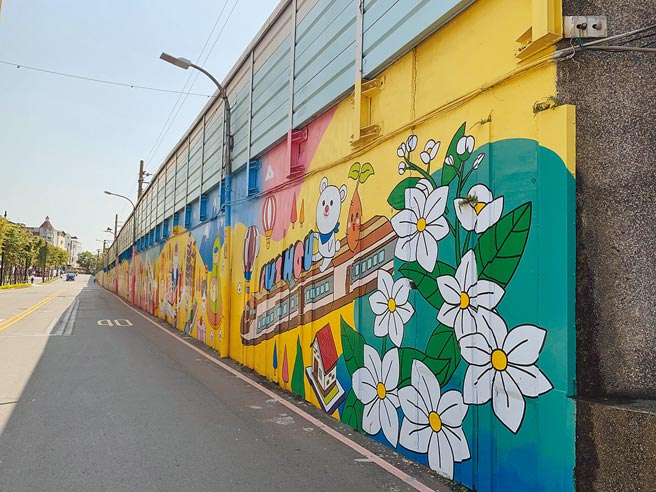 浮洲车站铁道外侧的墙面经彩绘美化，整洁美观又具在地意象。（王扬杰摄）