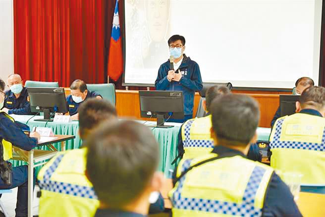 高雄市长陈其迈（中）10日到新兴分局激励警察同仁工作士气，提到祭重赏鼓励员警。（新兴警分局提供／柯宗纬高雄传真）