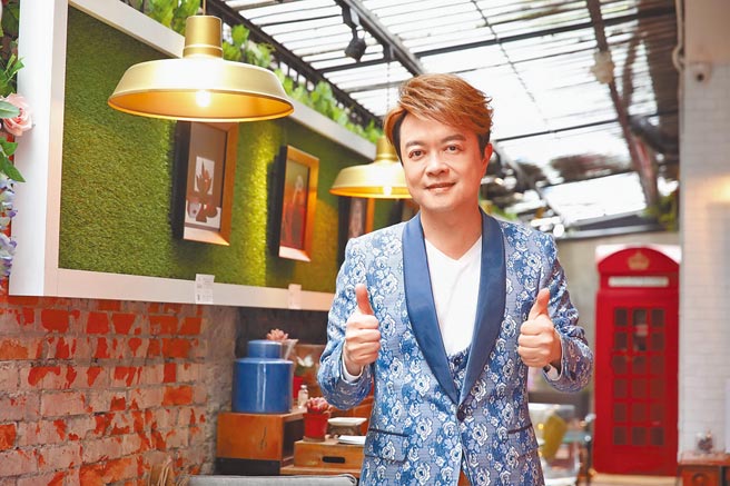 翁立友近来推出新专辑《放你飞》，正值宣传期，行程满檔。（豪记提供）