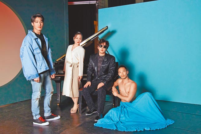 萧煌奇（右二）新歌〈舞台〉力邀潘丽丽（左二）、黄昺翔（左）合唱，更请到前太阳剧团舞者张逸军助阵。（环球音乐提供）