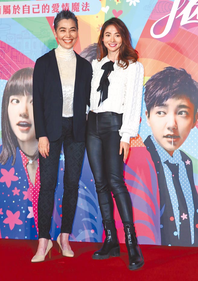 赖佩霞（左）、谢沛恩母女昨在《揭大欢喜》首映会合体，开心合照。（陈俊吉摄）