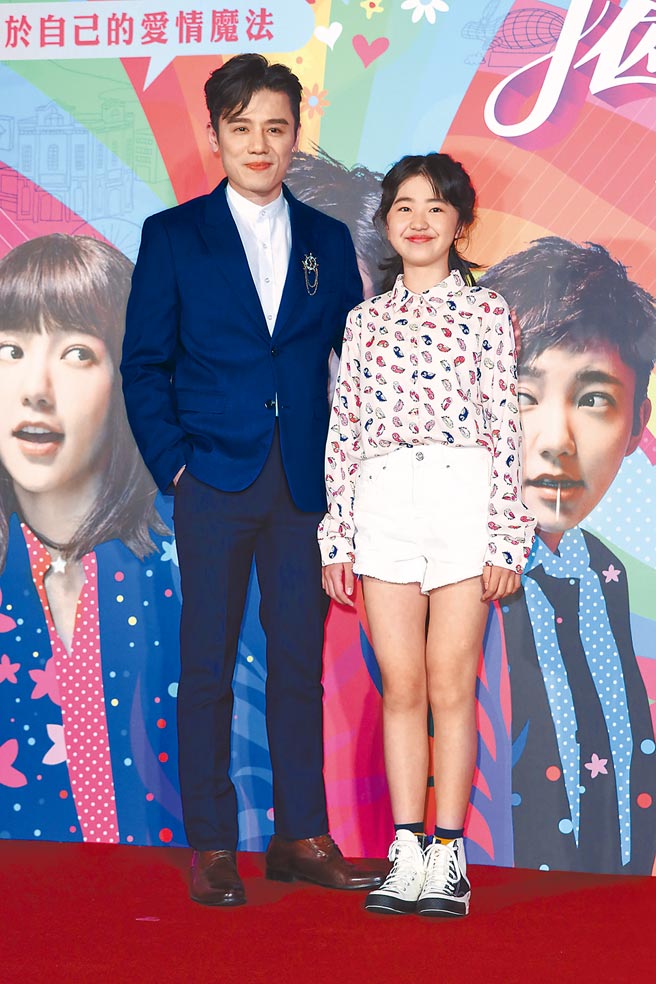 邱志宇（左）和白小樱对戏时，一度将短髮的她误认为是白润音。（陈俊吉摄）