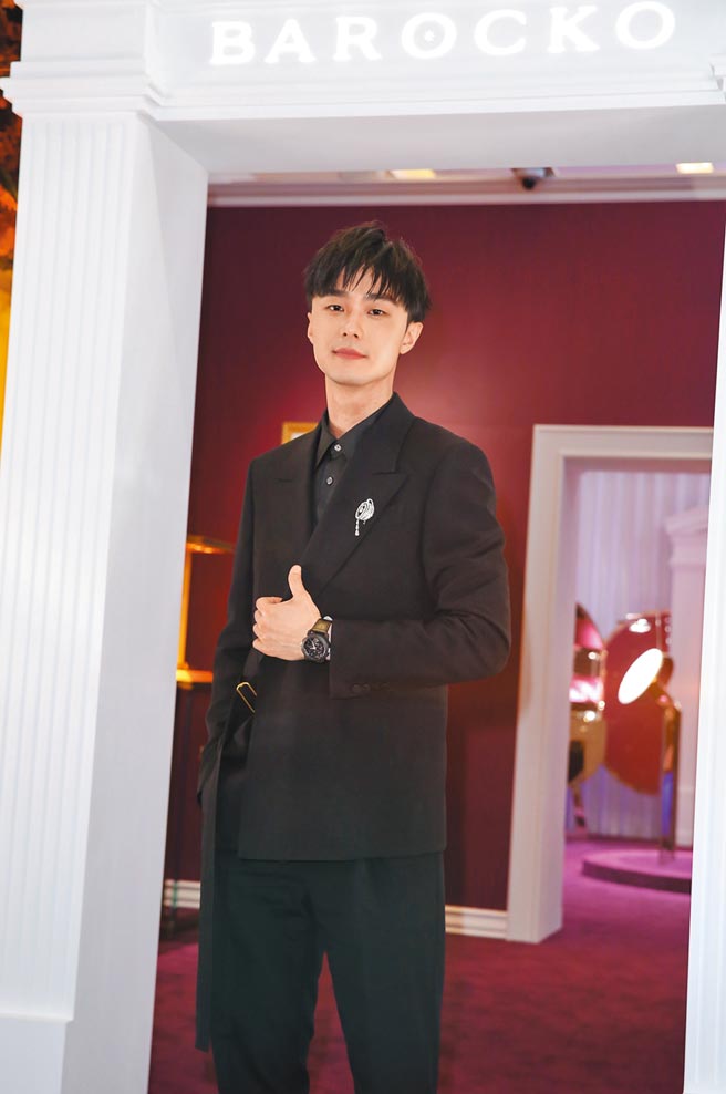 施柏宇為寶格麗特別返台，忍受居家隔離之苦只為了以華麗造型現身，佩戴要價805萬的鐘樂報時陀飛輪腕表。（陳俊吉攝）