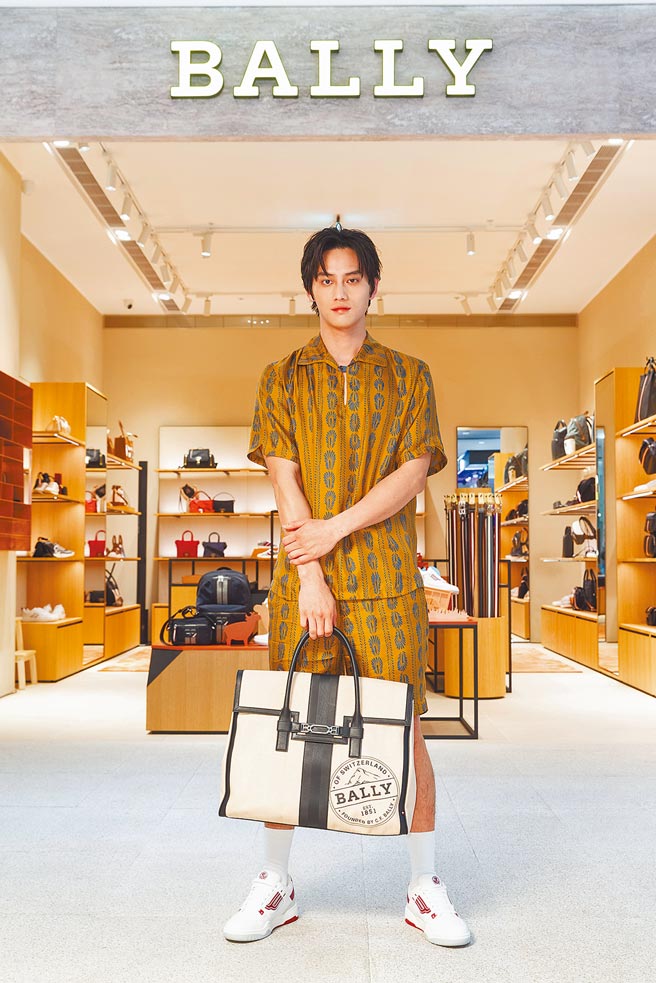 范少勳以棕色服裝現身，手拿Vestige拼色帆布1851裝飾托特包4萬7600元、KUBA紅白運動鞋1萬7600元。（Bally提供）