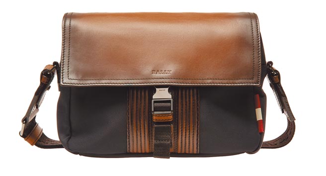 Bally漸層暈染異材質斜肩包，2萬8000元。（Bally提供）