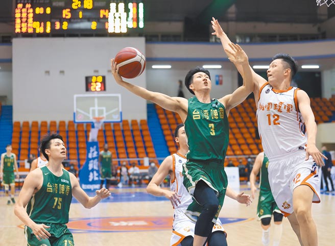 台啤後衛王子綱一手架開璞園後衛李家慷，另一手準備上籃取分。（中華籃協提供）