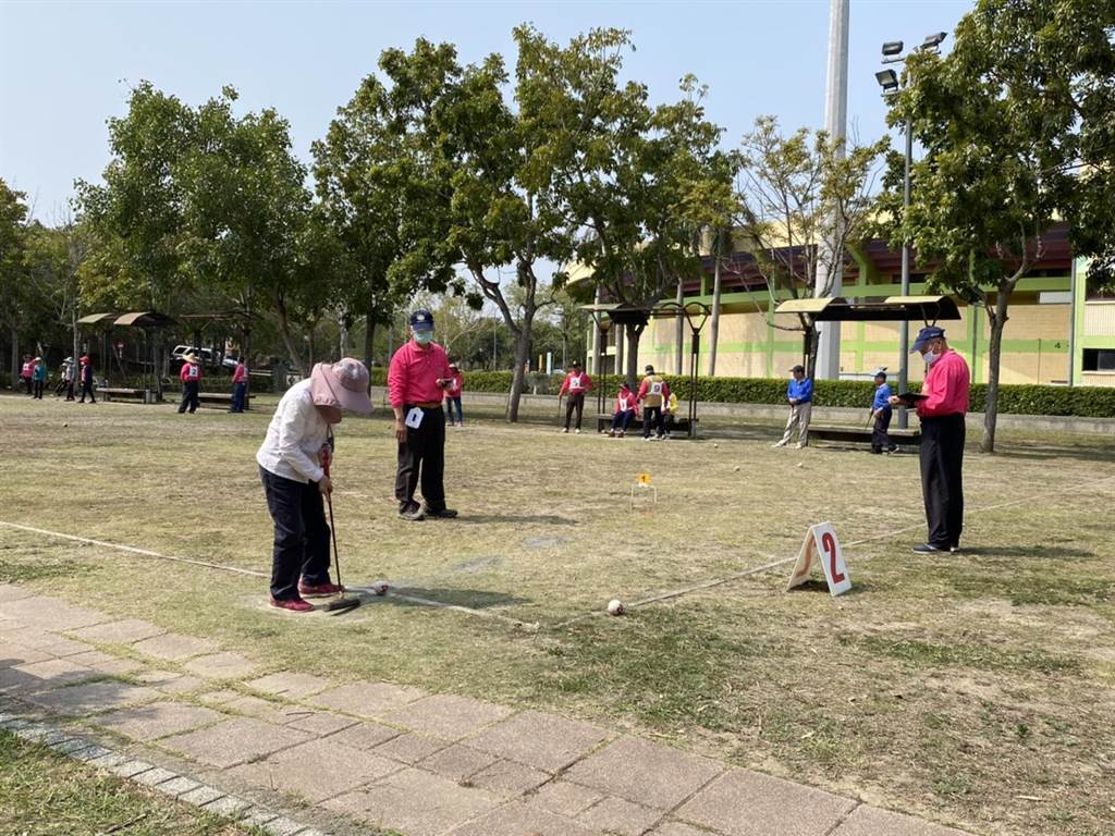 彰化五信推廣社區槌球運動，13日攜手彰化縣槌球發展協會在彰化市謝成哲紀念槌球場舉辦社區長者槌球運動。（温芝樺服務處提供／謝瓊雲彰化傳真）
