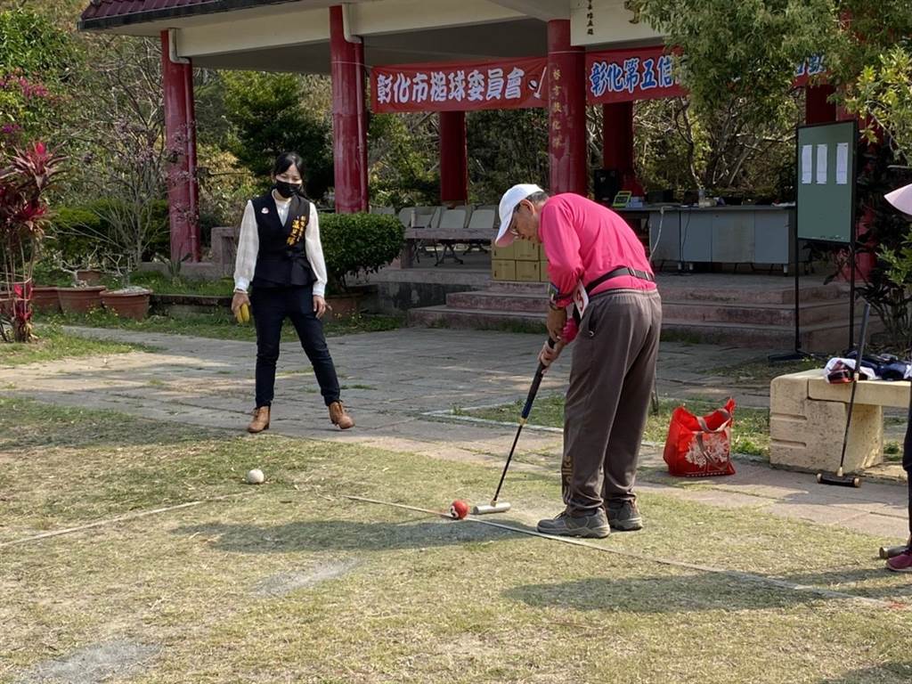 身兼槌球協會理事長的縣議員温芝樺(左)也下場打槌球與長者們交流同樂。（温芝樺服務處提供／謝瓊雲彰化傳真）
