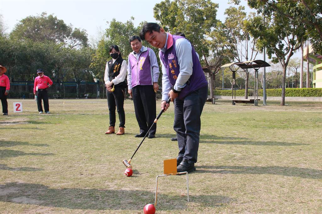 縣府祕書李世傑到場與長輩們打槌球，不忘宣導彰化縣長者福利，免費補助65歲以上長者一副老花眼鏡。（温芝樺服務處提供／謝瓊雲彰化傳真）