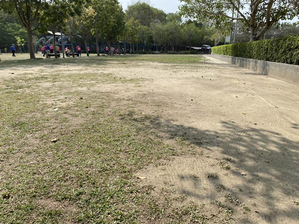 謝成哲槌球場建設完成至今已逾20年，縣內各大槌球賽事都在此舉辦，也因使用率高，設施逐漸老舊、草皮也破損。（温芝樺服務處提供／謝瓊雲彰化傳真）